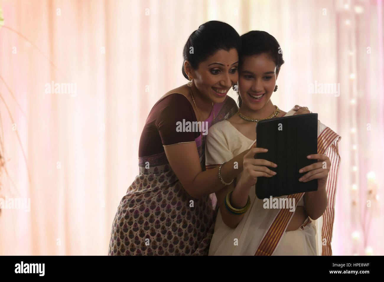 Lächelnd in Sari mit einem digital-Tablette mit Mutter Tochter Stockfoto