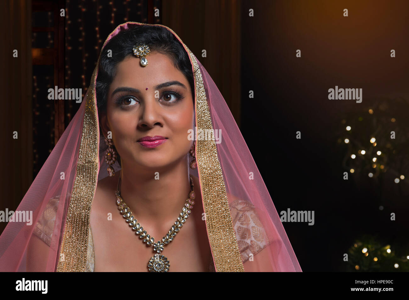 Frau im Brautkleid wegschauen Stockfoto Frau im Brautkleid wegschauen Stockfoto