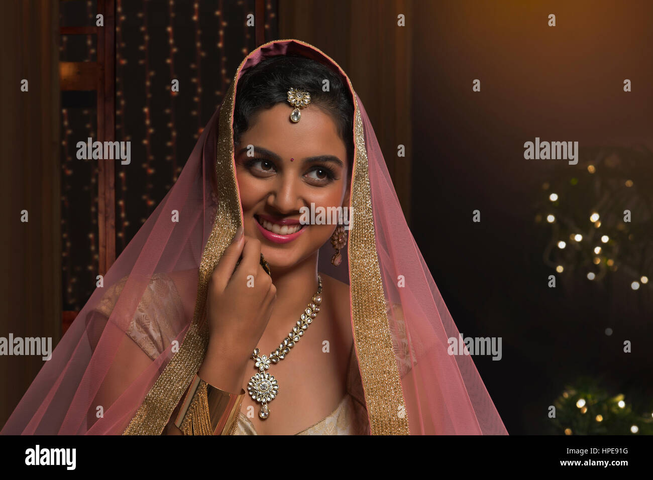 Frau im Brautkleid lächelnd während wegschauen Stockfoto Frau im Brautkleid lächelnd während wegschauen Stockfoto