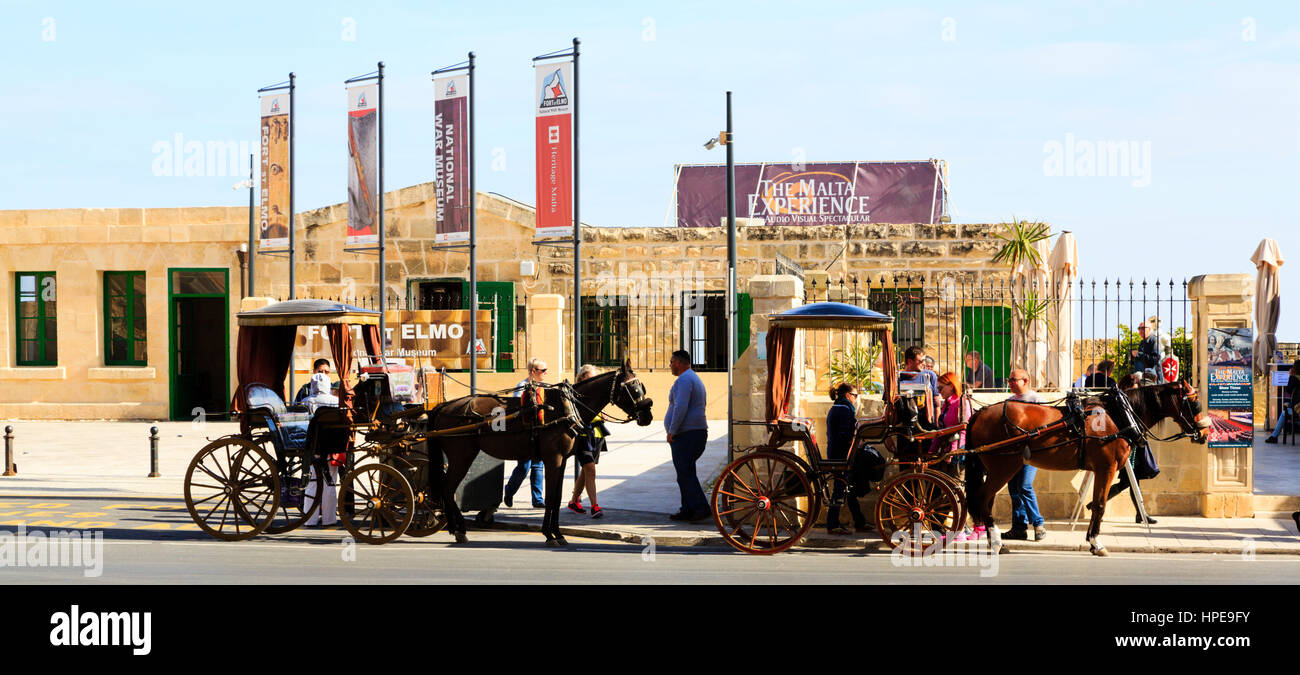 Pferdekutsche Karozzin warten darauf, touristische Fahrgäste Malta Experience Ausstellung im Fort St. Elmo, Floriana, Valletta, Malta Stockfoto