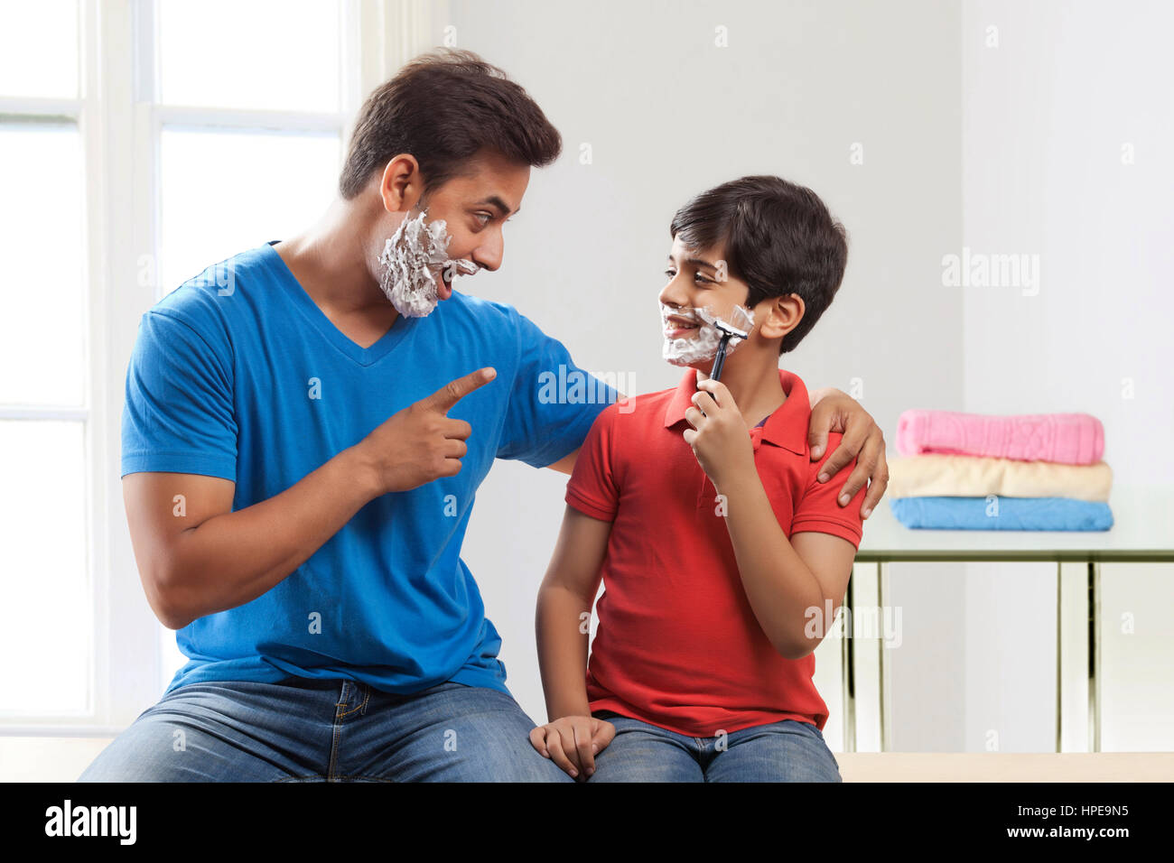 Vater und Sohn rasieren Stockfoto