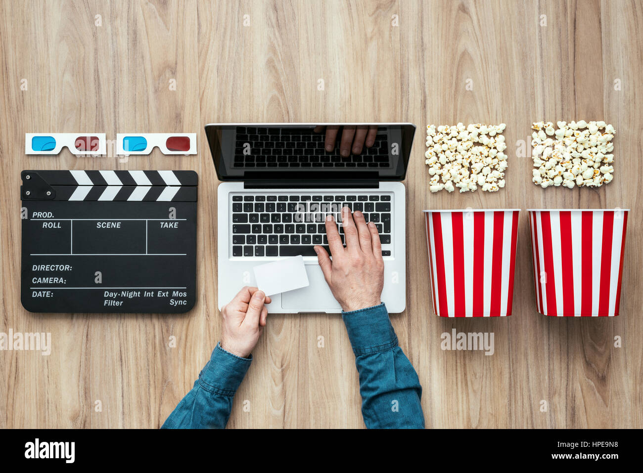 Menschen Sie, die ein Ticket und ein Film-streaming online, mit Popcorn, 3D-Brille und Schindeln, Filme und Kino-Konzept Stockfoto