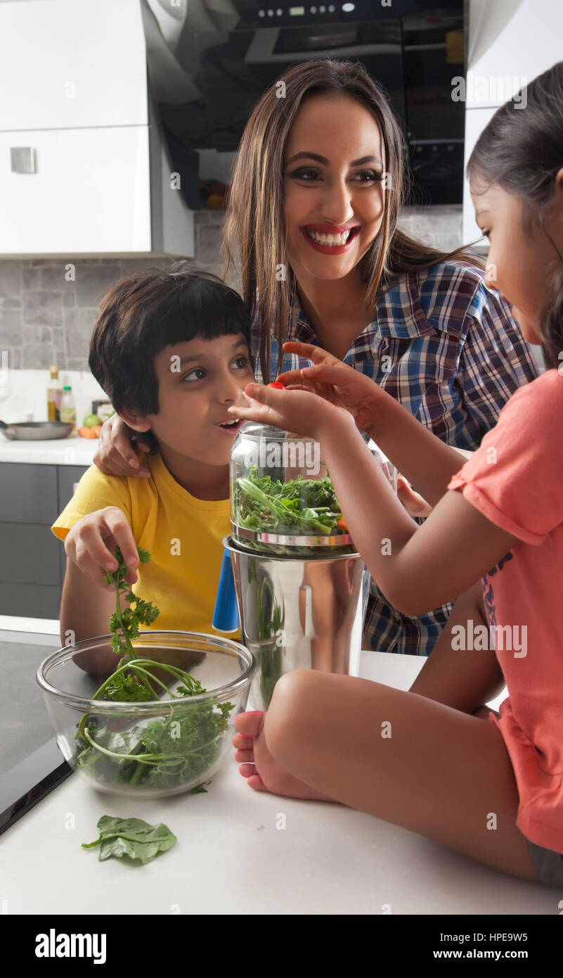 Mutter mit Tochter und Sohn Spaß zusammen in der Küche Stockfoto