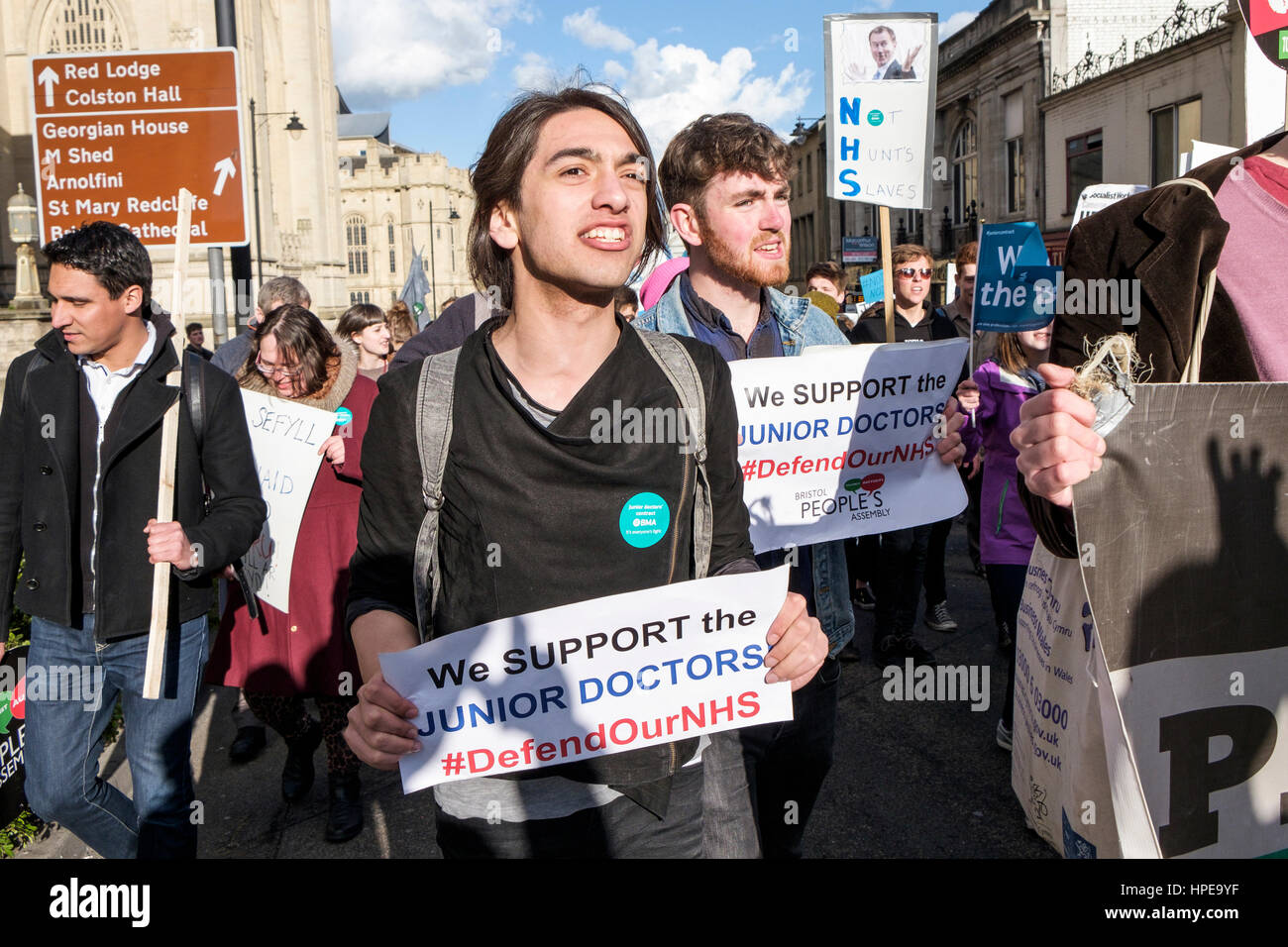 Demonstranten mit Plakaten und Schildern abgebildet sind, sie nehmen Teil an einer Protestkundgebung in Bristol zur Unterstützung der markante Junior Ärzte und des NHS Stockfoto
