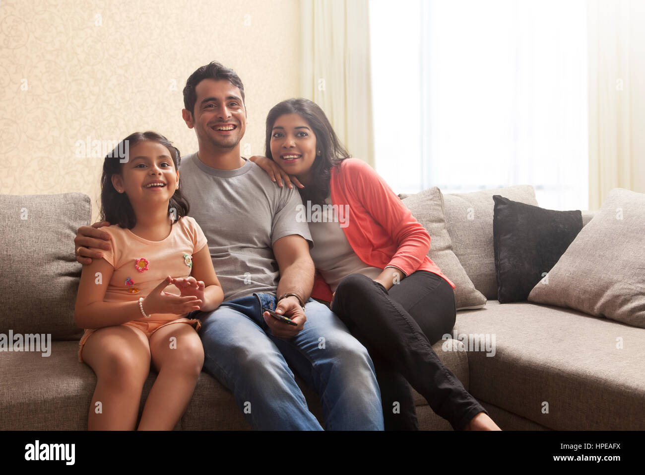 Fröhliche Familie auf Sofa sitzen und Fernsehen zu Hause Stockfoto