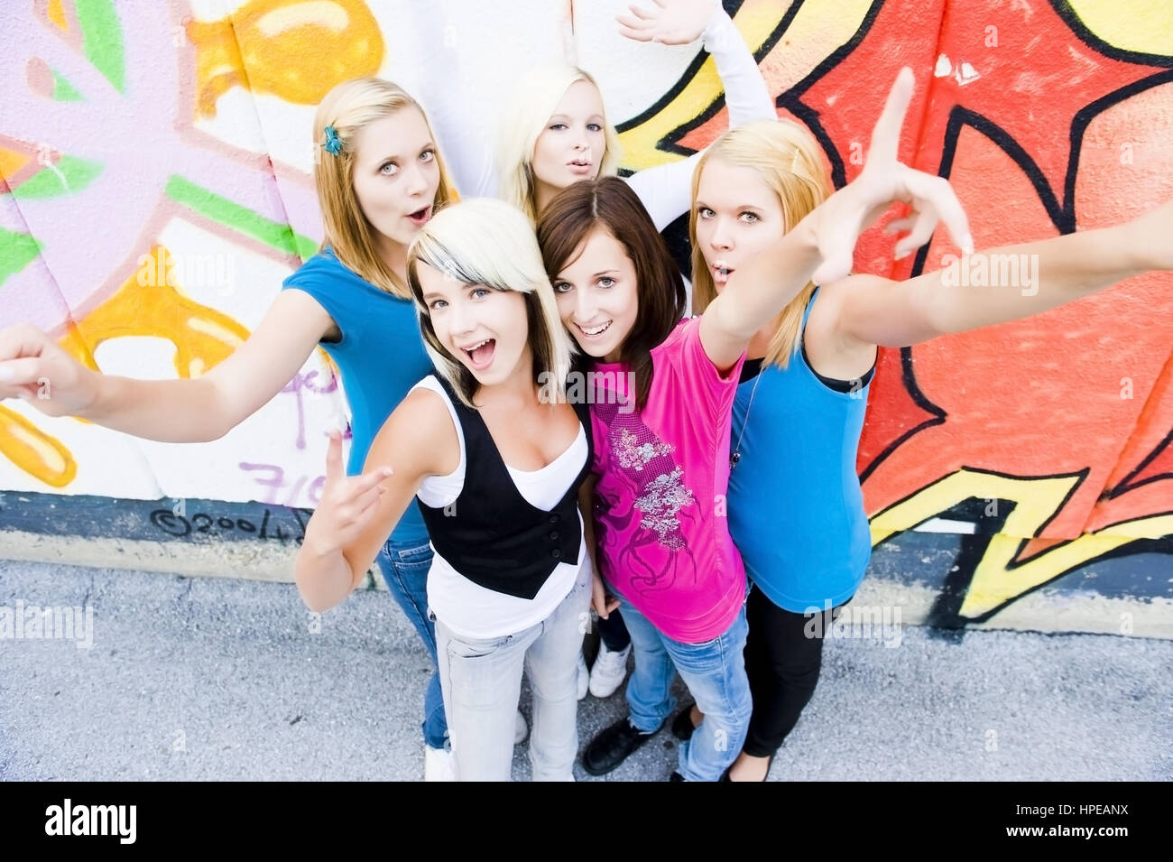 Model Release, Gruppe Jugendlicher näher Vor Graffitiwand - Gruppe von Mädchen vor der Graffitiwand Stockfoto