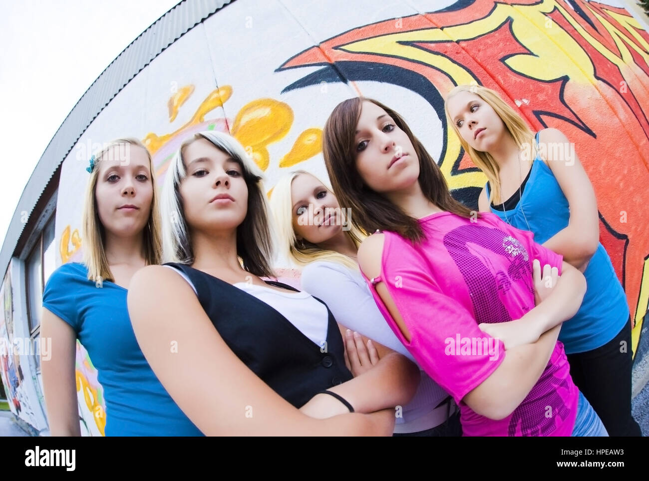 Model Release, Gruppe Jugendlicher näher Vor Graffitiwand - Gruppe von Mädchen vor der Graffitiwand Stockfoto