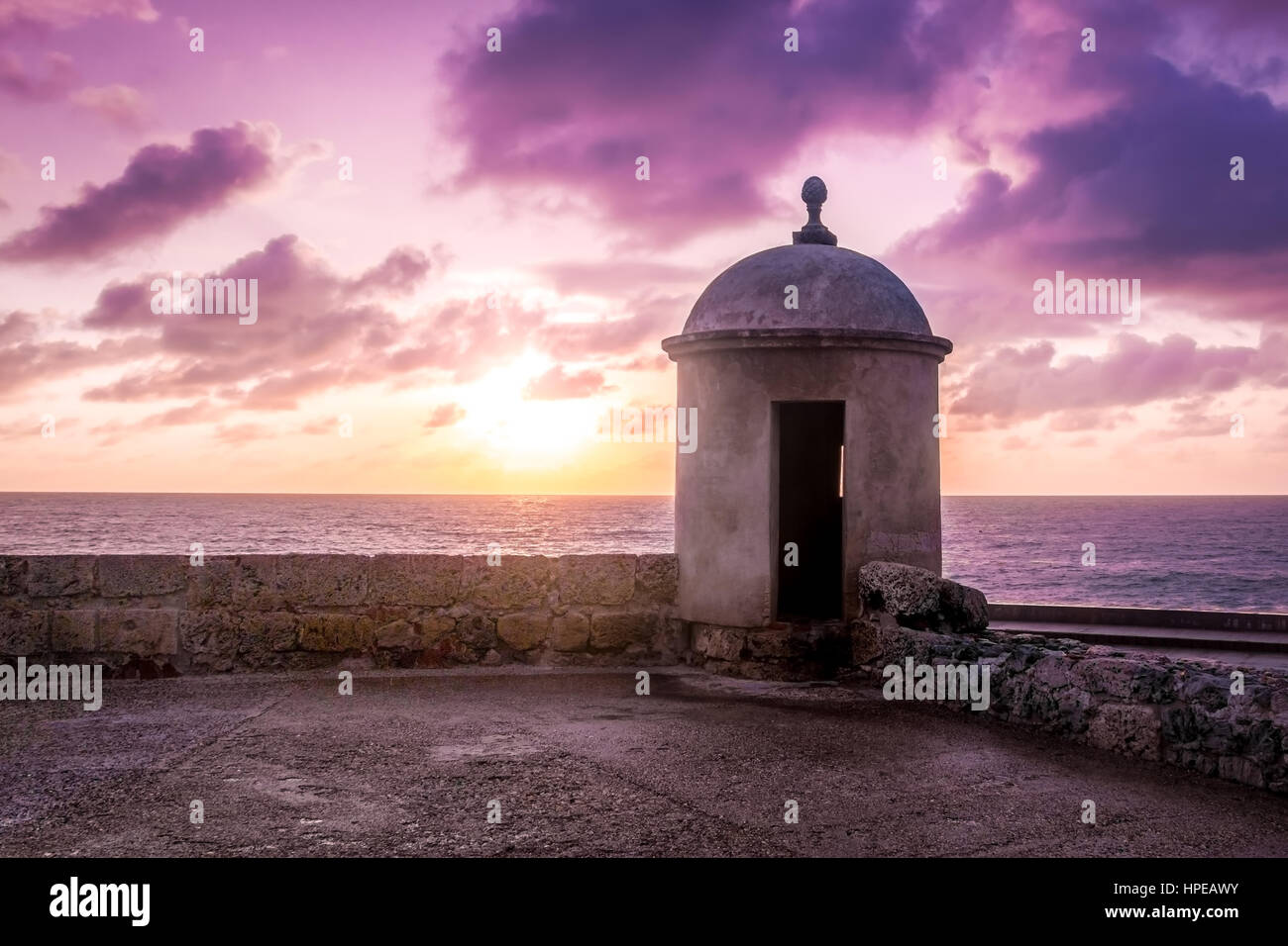 Lila Sonnenuntergang über Defensive Wand - Cartagena de Indias, Kolumbien Stockfoto