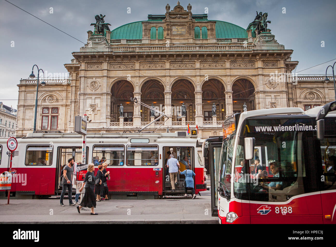 Straßenbahn und Staatsoper (Wiener Staatsoper), Ringstraße, Ringstraße, Wien, Austria, Europe Stockfoto