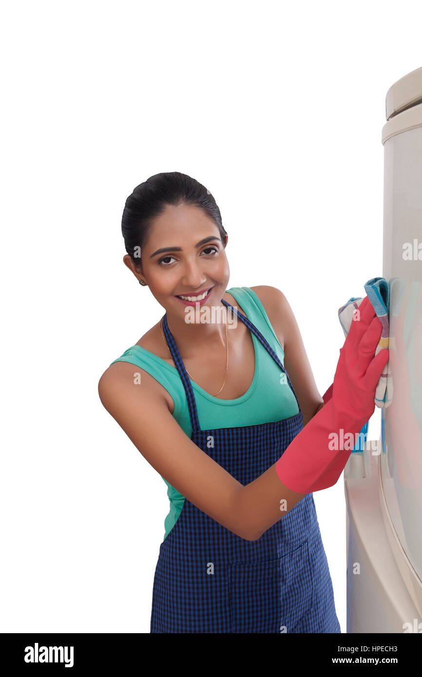 Nahaufnahme der jungen Frau Reinigung Kühlschrank Stockfoto