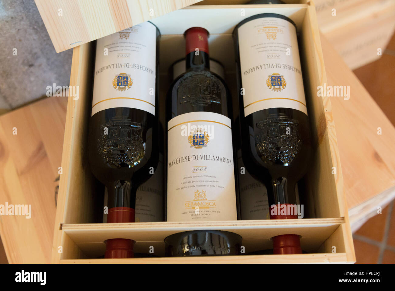 Rotwein in einer Holzkiste zum Verkauf an Vinothek Sella & Mosca Weingut aus dem Jahr 1903 in der Nähe von Alghero, Sassari, Sardinien Italien Stockfoto