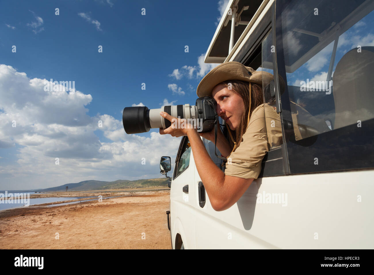Weibliche Safari Touristen fotografieren durch das offene