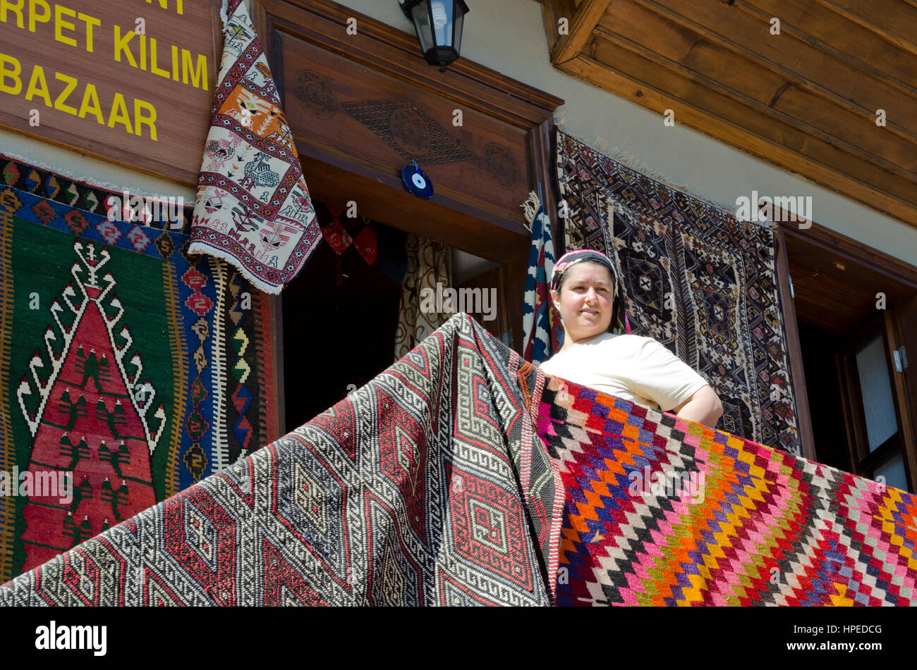 Suchen Sie in einem traditionellen türkischen Teppich shop Stockfoto