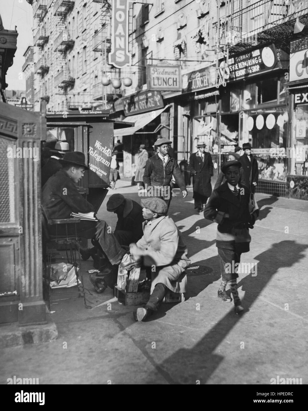 Ansicht der Lenox Avenue, Harlem, New York an der 135th Street, zeigt Unternehmen, Fußgänger und Schuhputzer, 23. März 1939 stehen. Stockfoto