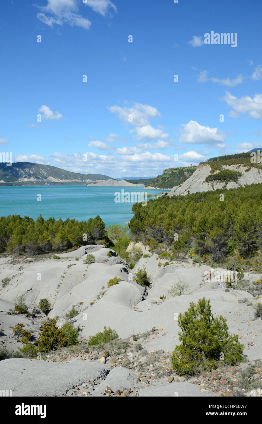 Embalse de Yesa ist ein schöner Stausee an der Grenze von Navarra und Aragon. Es gibt opak blauen Wasser und ungewöhnliche geologische Formationen Stockfoto