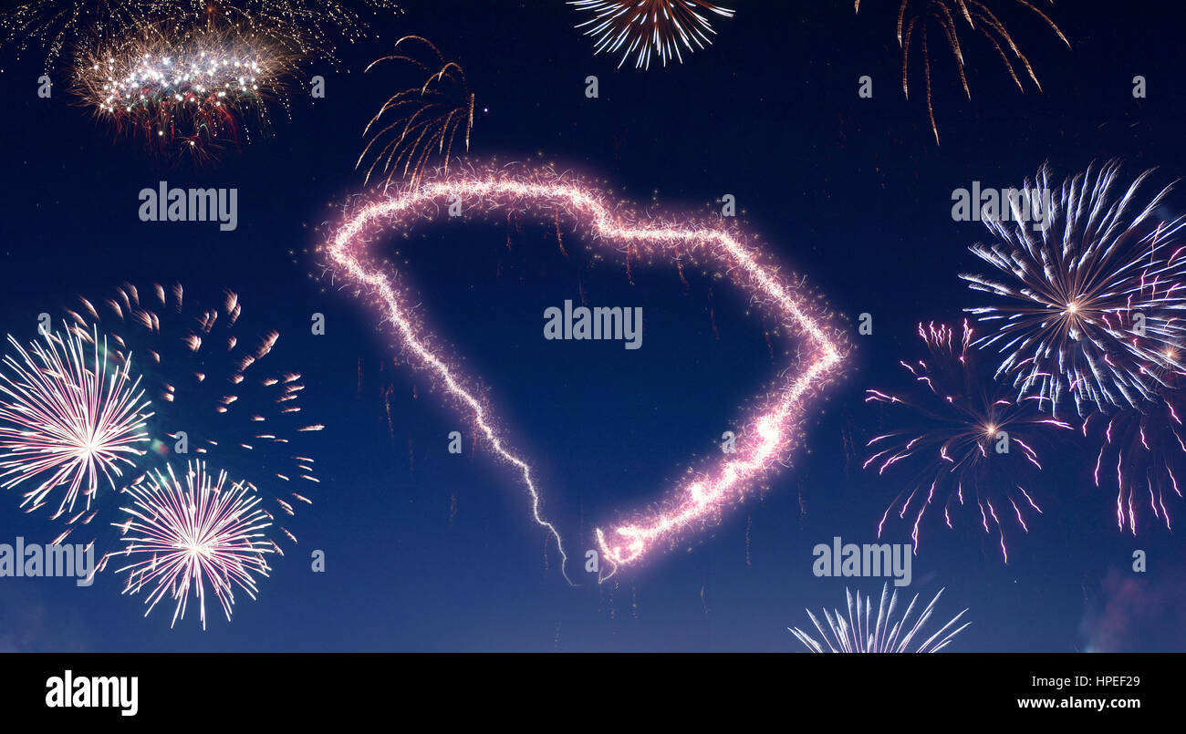 Ein dunkle Nacht Himmel mit einem funkelnden roten Feuerwerkskörper in der Form von South Carolina komponiert in. (Serie) Stockfoto