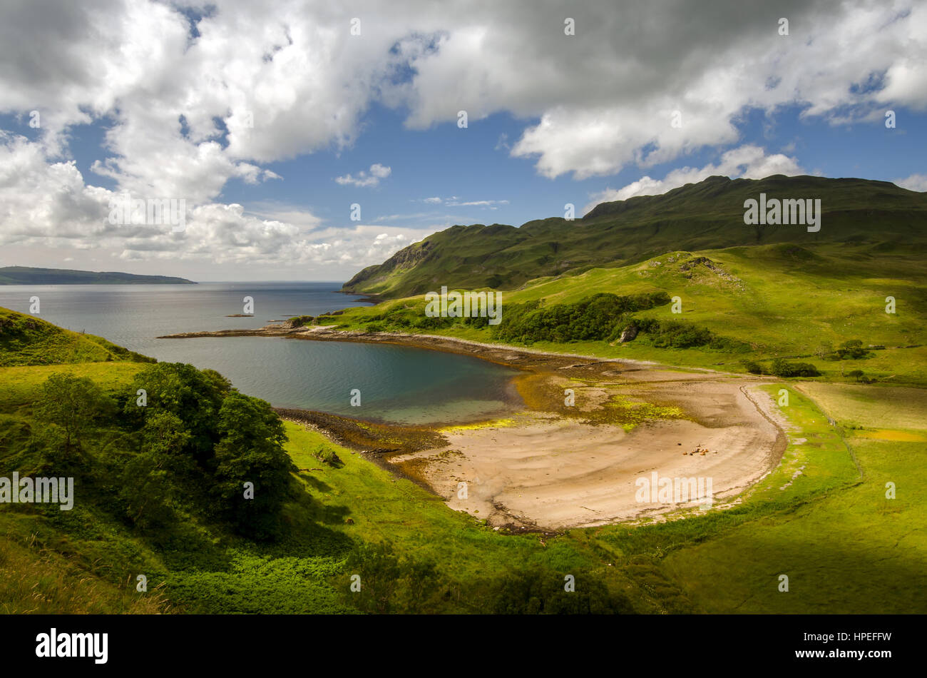 Camas Nan Geall Bucht und Strand von Loch Sunart, Highlands, Schottland Stockfoto