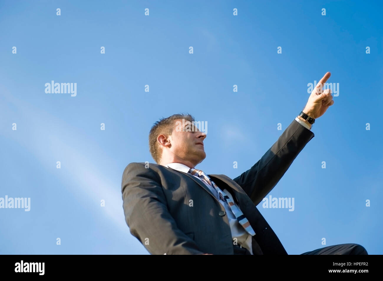 Model Release, Geschaeftsmann weitergeleitet Nach Oben, Symbolbild Beruflicher gewonnen - Geschäftsmann zeigt nach oben Stockfoto