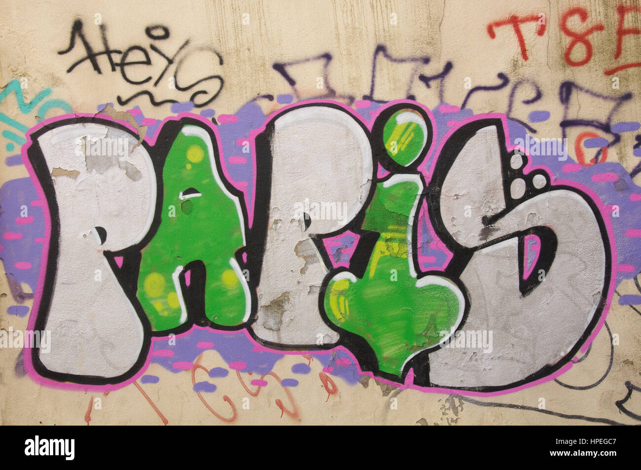 Urban Street Art. Grün und Silber Graffiti Buchstaben lackiert an einer Wand in der Mouraria Bezirk von Lissabon, Hauptstadt von Portugal. Stockfoto