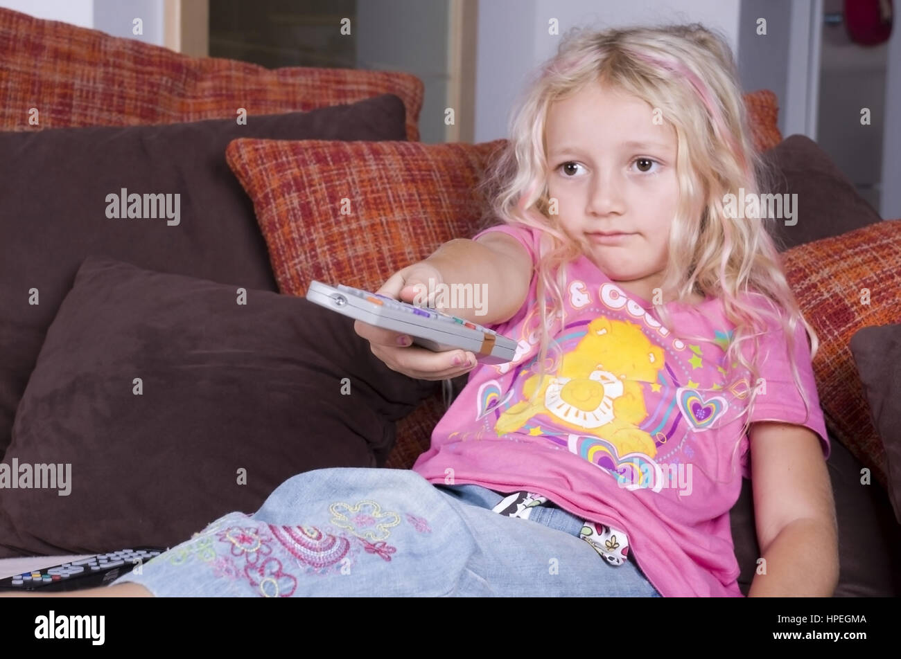 Näher Mit Fernbedienung Beim Fernsehen - Mädchen vor dem Fernseher Stockfoto