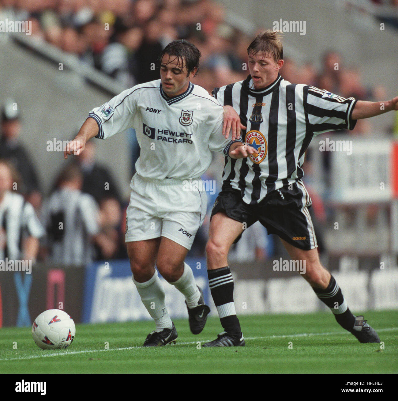 STEVE CARR & JON DAHL TOMASSON NEWCASTLE UTD V TOTTENHAM 4. Oktober 1997 Stockfoto