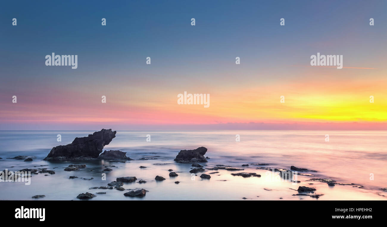 Castiglioncello Reise Reiseziel Felsen und Meer bei Sonnenuntergang. Toskana, Italien, Europa. Langzeitbelichtung Stockfoto