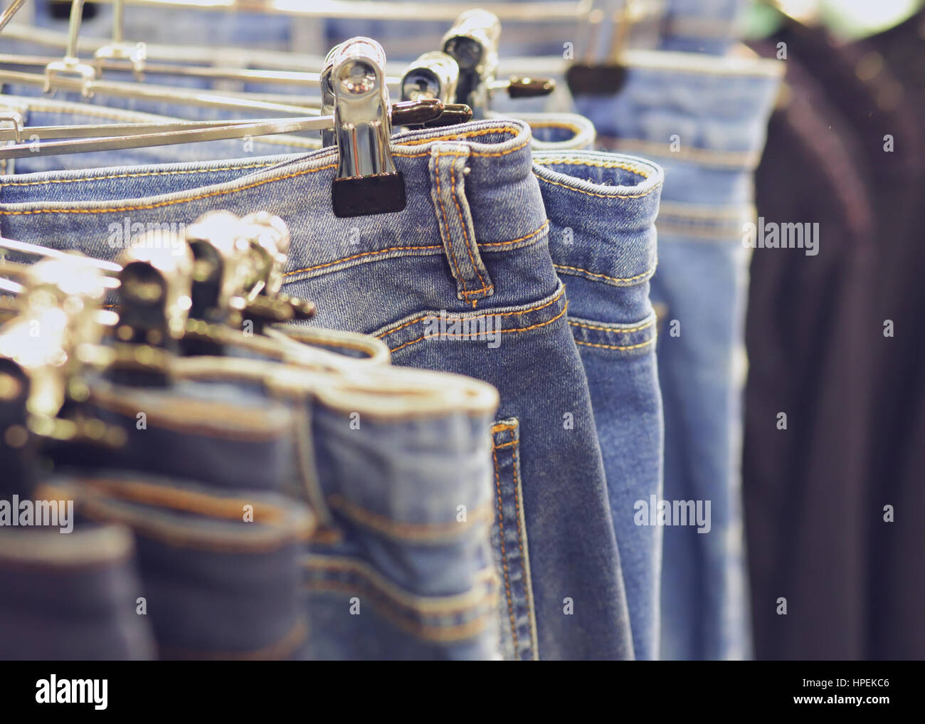 Blue Jeans auf Kleiderbügel im speichern Hintergrund mit selektiven Fokus Stockfoto