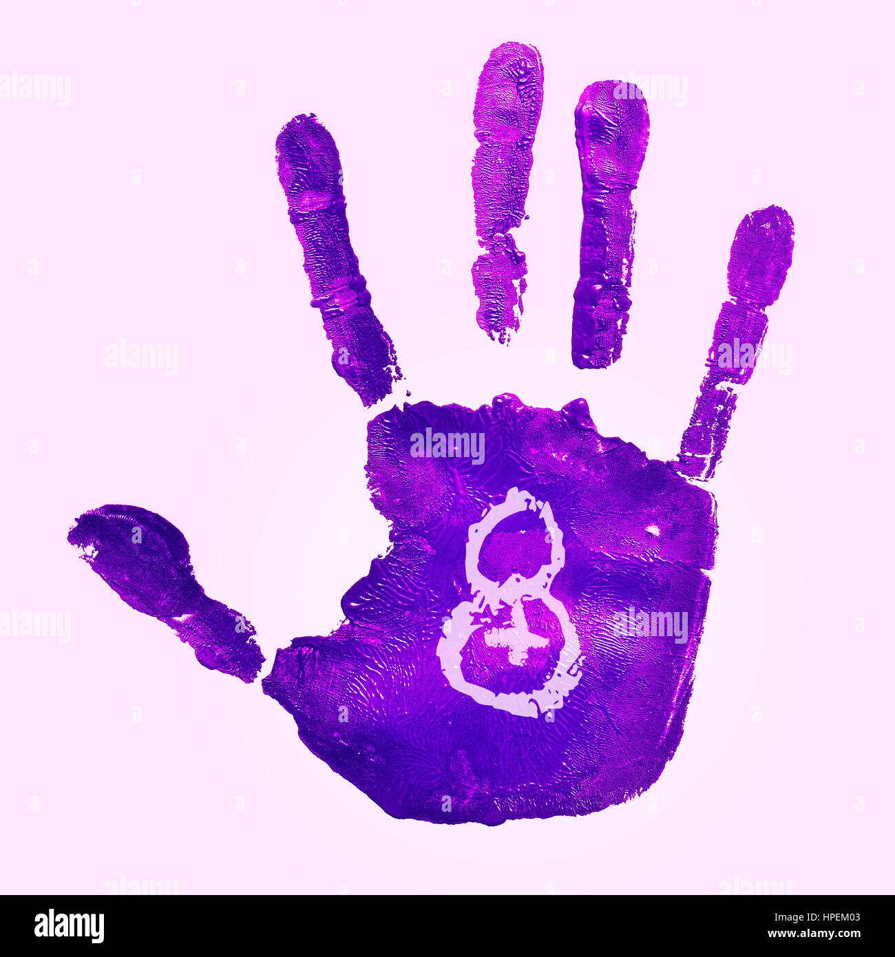 eine violette Handabdruck und die Zahl 8 für den Damen-Tag im März 8, auf einem rosa Hintergrund beobachtet Stockfoto