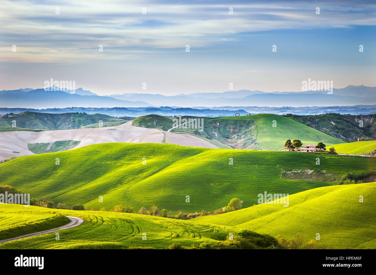 Tuscany Frühling, sanften Hügeln am Sonnenuntergang. Volterra Kulturlandschaft. Grüne Wiesen und Ackerland. Italien, Europa Stockfoto