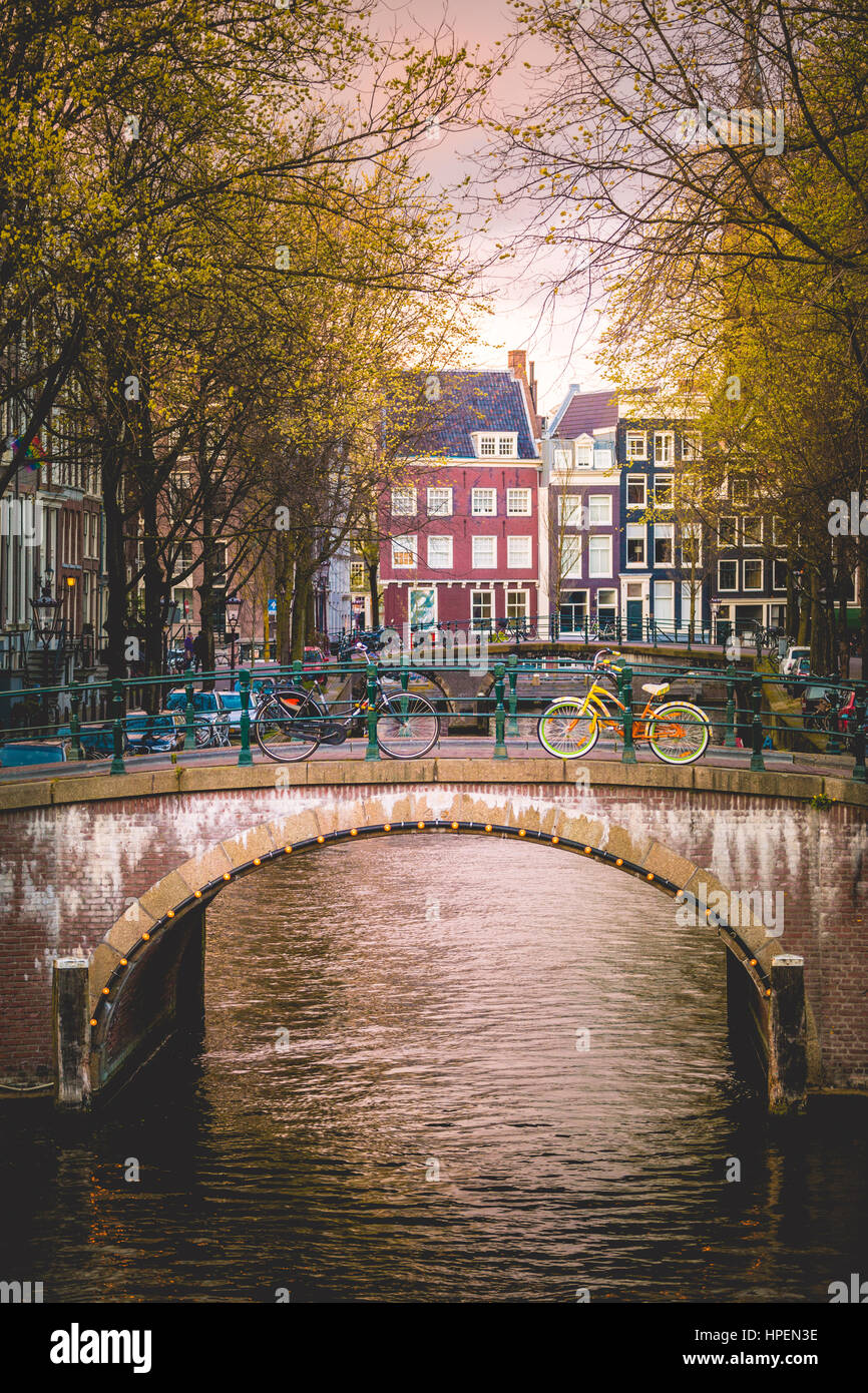 Kanal-Kreuzung an der Keizersgracht, Amsterdam, Niederlande Stockfoto
