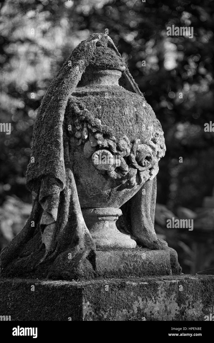Zur Hälfte bedeckt drapierten Urn Grabstein Grabstein griechische Tradition für Geist, auf dem Highgate Cemetery zu entkommen Stockfoto