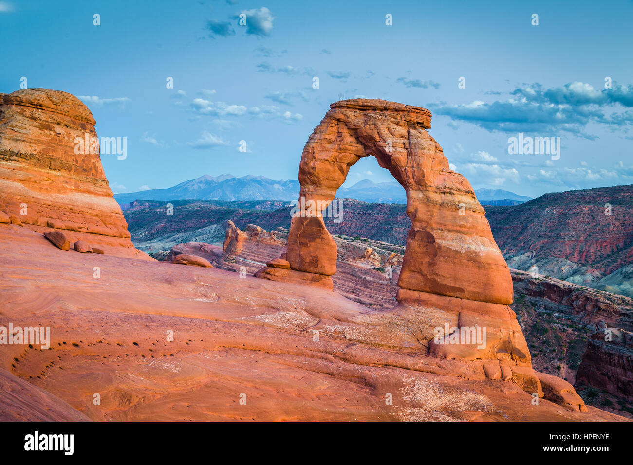 Klassische Postkartenblick auf berühmte Delicate Arch, Symbol der Utah und eine beliebte malerische Touristenattraktion in schönen Beitrag Sonnenuntergang Dämmerung in der Abenddämmerung, USA Stockfoto