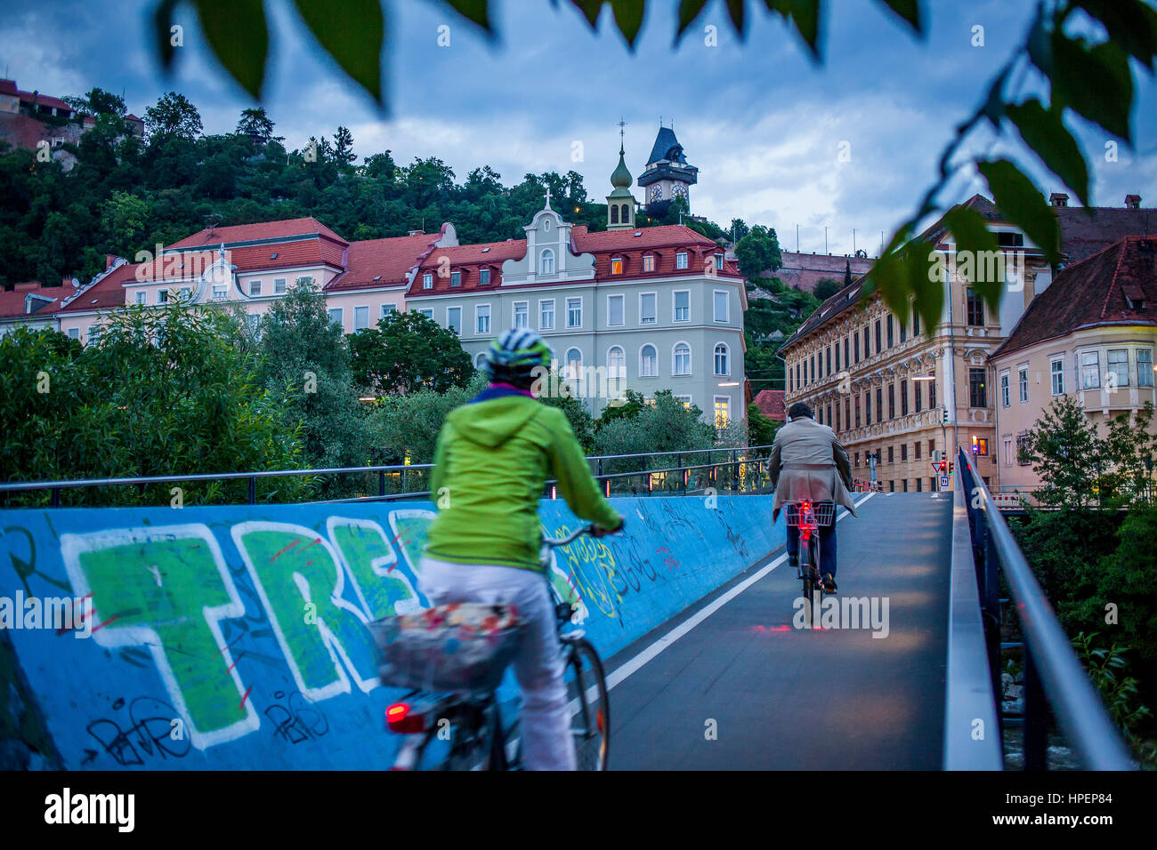 Stadtbild mit Schlossberg oder Castle Hill Mountain mit alten Uhrturm Uhrturm, von einer Brücke über der Mur, Graz Stockfoto