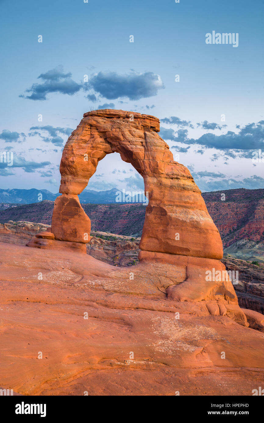 Klassische Postkartenblick auf berühmte Delicate Arch, Symbol der Utah und eine beliebte malerische Touristenattraktion in schönen Beitrag Sonnenuntergang Dämmerung in der Abenddämmerung, USA Stockfoto