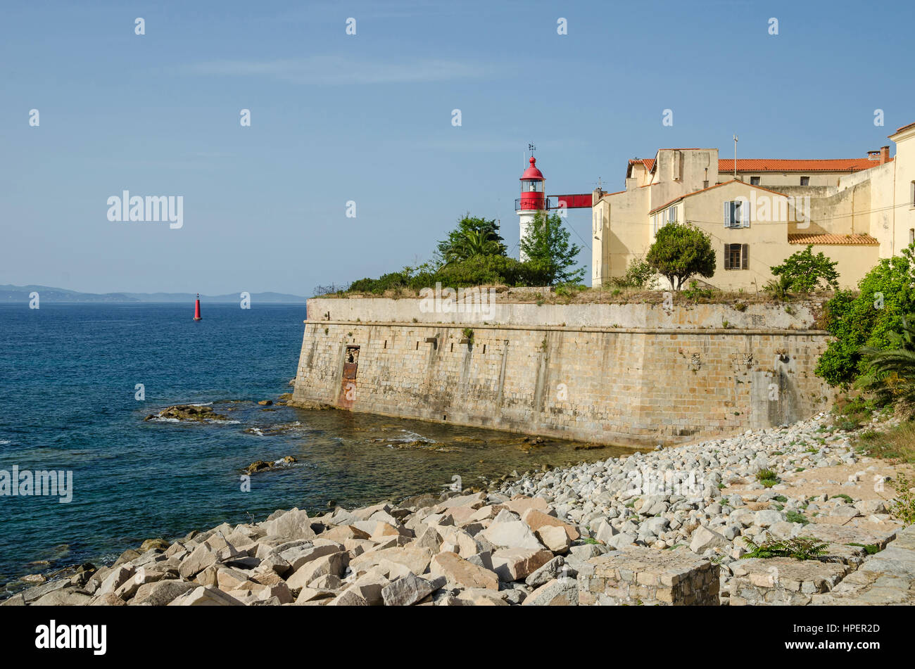 Ajaccio, Frankreich - 27. Mai 2016: der Leuchtturm von der Zitadelle mit Blick auf die Bucht in der Mitte der Hauptstadt Korsikas und Geburtsort von Napoleon Stockfoto