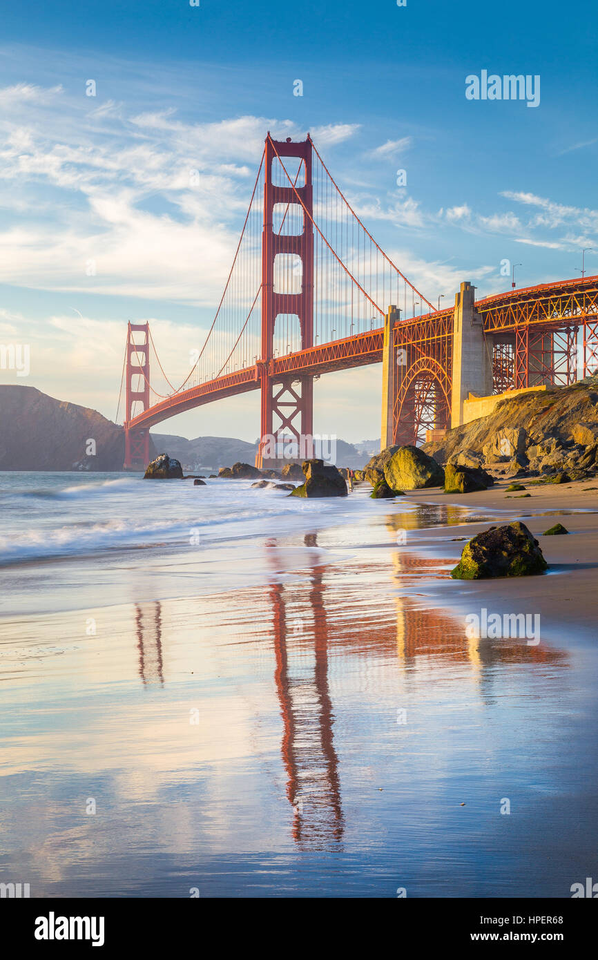 Klassische vertikale Ansicht der berühmten Golden Gate Bridge gesehen vom malerischen Baker Beach im schönen goldenen Abendlicht bei Sonnenuntergang, San Francisco Bay, USA Stockfoto