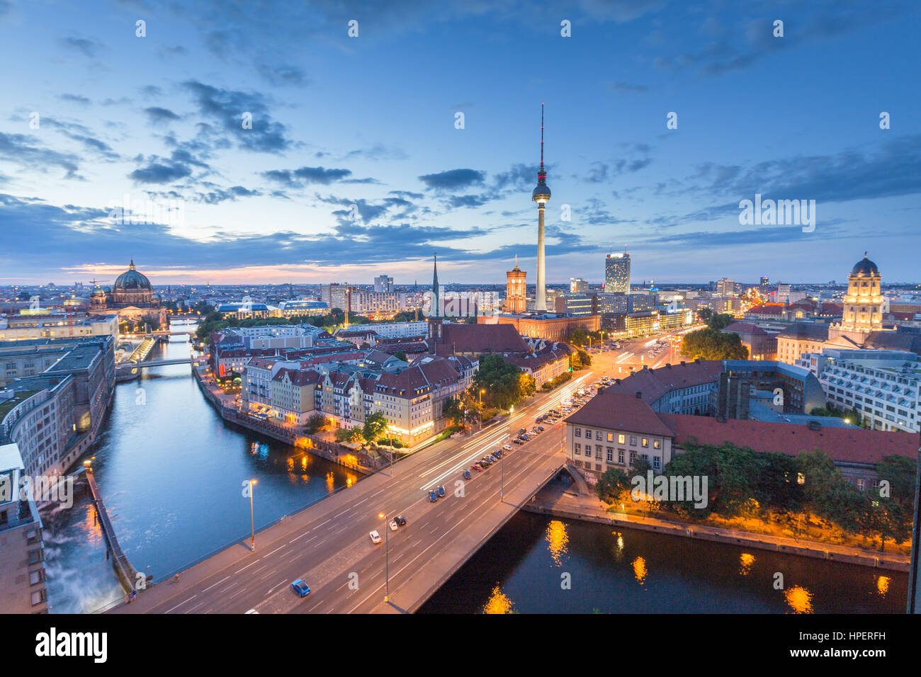 Klassische Luftaufnahme der Berliner Skyline mit berühmten Fernsehturm und Spree entlang in schönen Beitrag Sonnenuntergang Dämmerung während der blauen Stunde in der Abenddämmerung, Deutschland Stockfoto