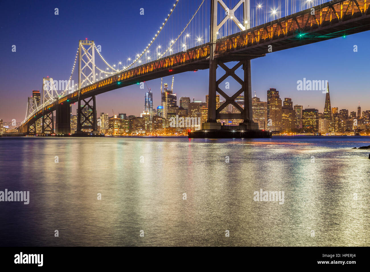 Klassische Panorama des berühmten Oakland Bay Bridge mit der Skyline von San Francisco beleuchtet in schöne Dämmerung nach Sonnenuntergang im Sommer, USA Stockfoto