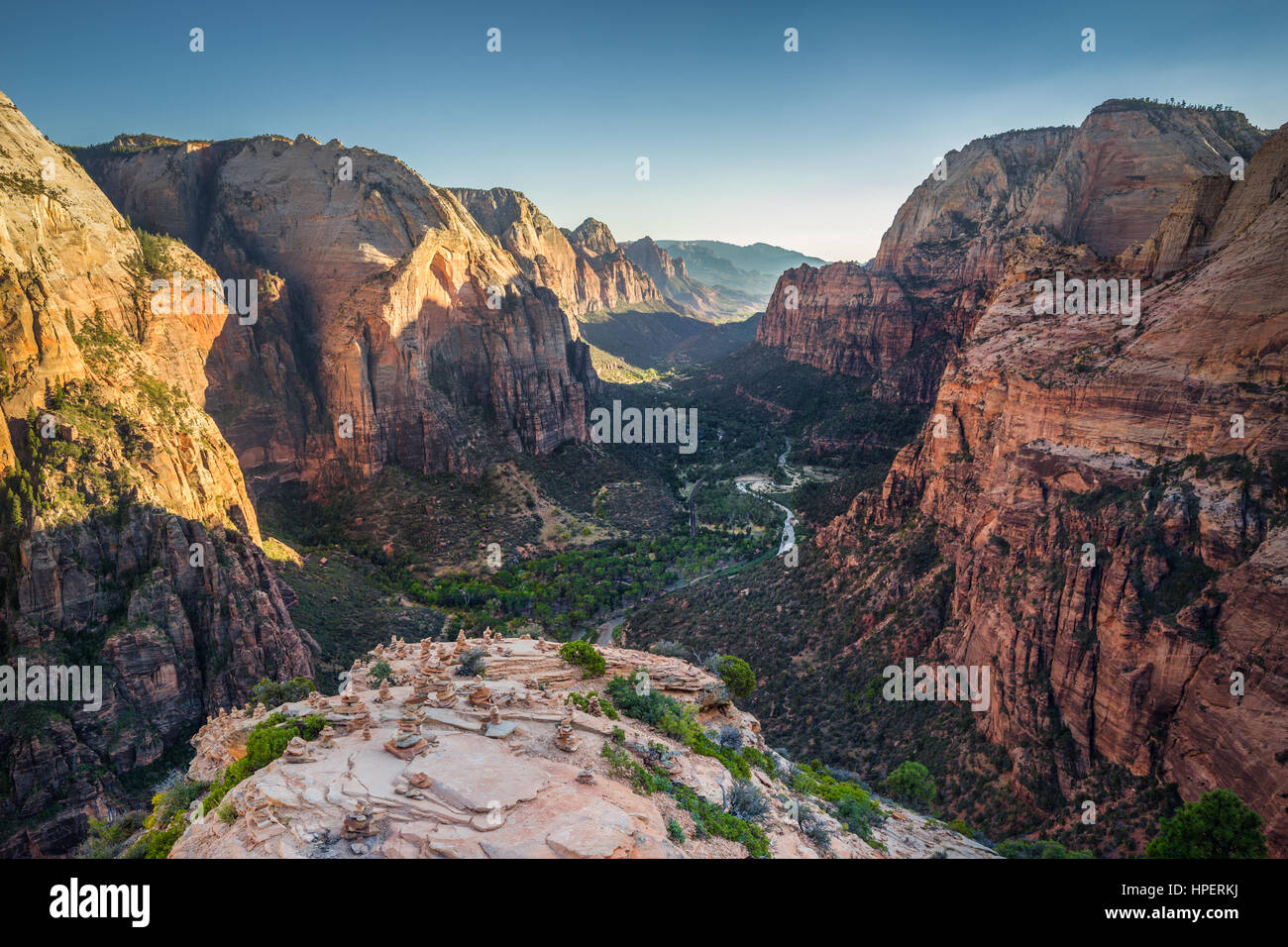 Zion Canyon von der Spitze von Angels Landing im schönen goldenen Abendlicht bei Sonnenuntergang an einem sonnigen Tag mit blauem Himmel, Zion Nationalpark, Utah, USA Stockfoto