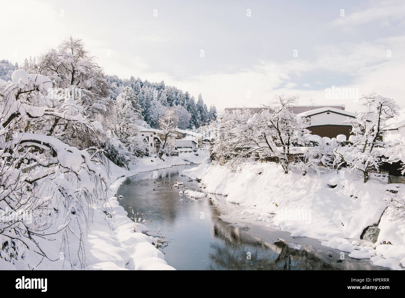 Fluss, umgeben von Schnee in Takayama Stockfoto