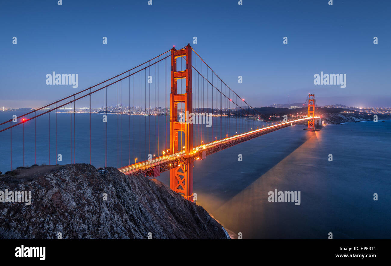 Klassische Panorama der berühmten Golden Gate Bridge gesehen aus Batterie Spencer Sicht in der Dämmerung während der blauen Stunde, San Francisco, Kalifornien, USA Stockfoto