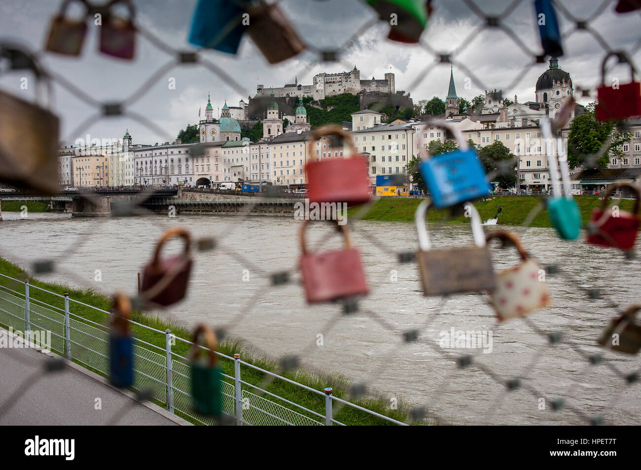 Panoramablick auf der Festung Hohensalzburg und die Altstadt, durch symbolische Liebe Vorhängeschlösser fixiert auf dem Geländer der Makartsteg Fußgängerbrücke, Salzburg, Österreich Stockfoto