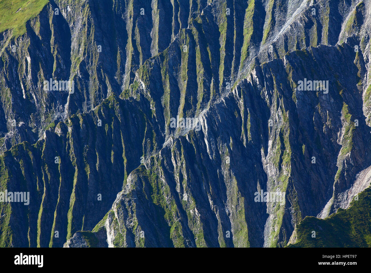 Österreich, Tirol, Serfaus, Berghang mit Erosionen Stockfoto