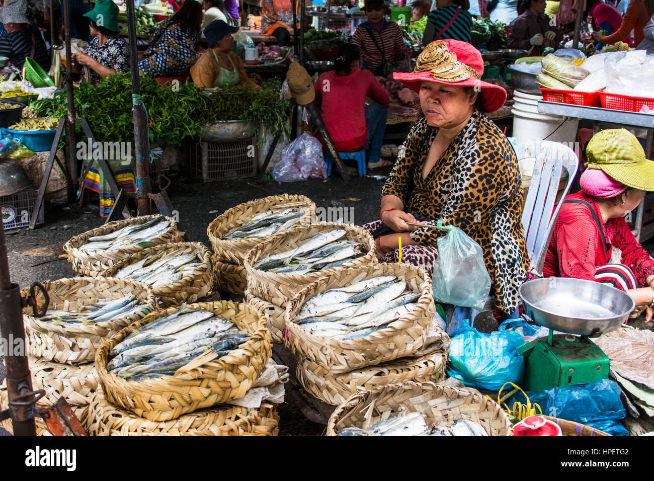 Kambodscha, Central Market in Phnom Penh, Verkäuferin, Fisch, Stockfoto