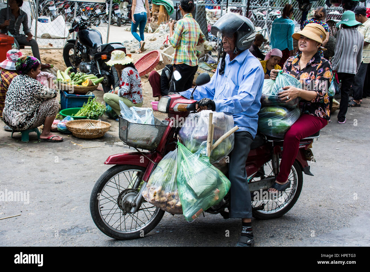 Kambodscha, Transport von Einkäufen auf dem Markt, Motorrad, Stockfoto