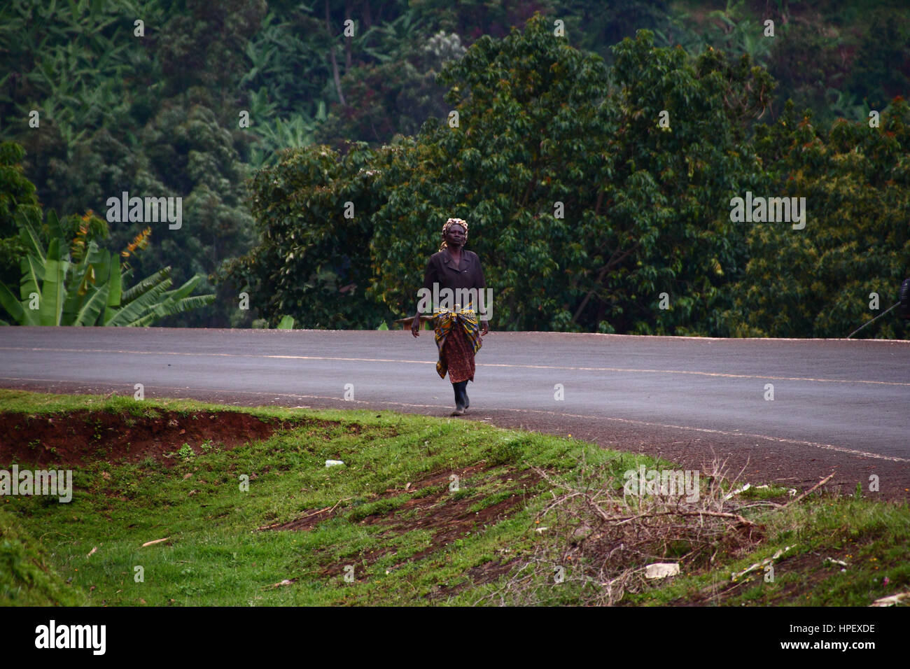Einheimische Frau am Straßenrand Stockfoto