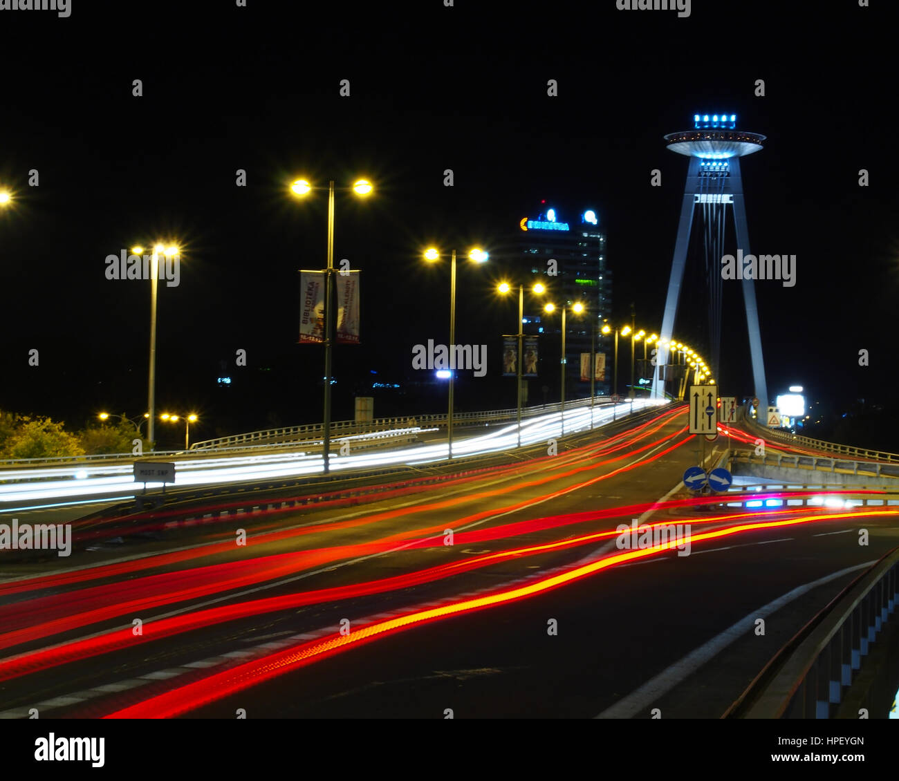 Nacht Langzeitbelichtung City lights in Bratislava Stockfoto