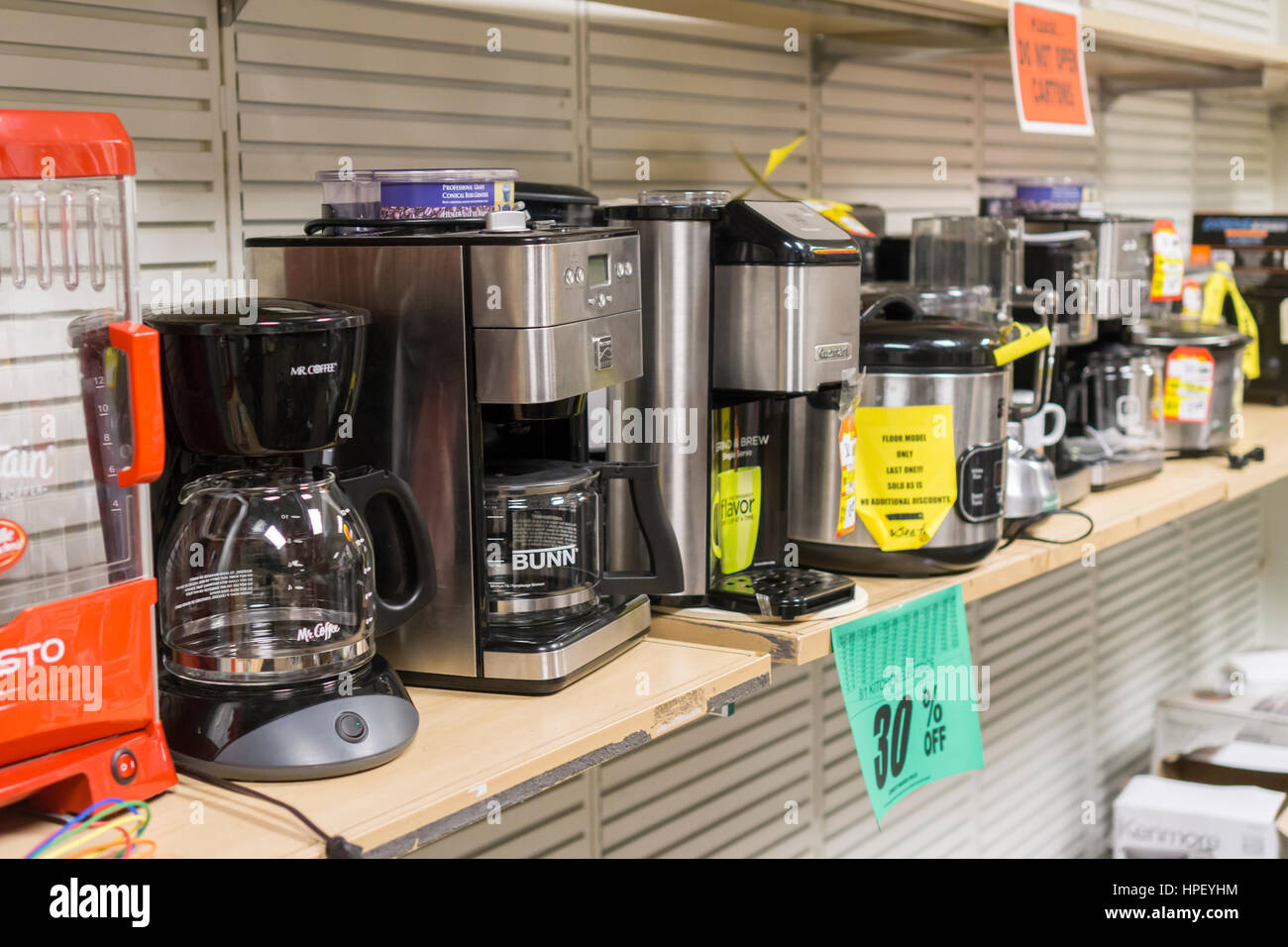 Kleingeräte in der bald um zu schließen Sears speichern in Rego Park im New Yorker Stadtteil der Königinnen auf Samstag, 18. Februar 2017. Sears Holdings wurde das Geschäft unrentabel angesehen und es wird irgendwann im April geschlossen werden. Der Store ist einer der 42 Filialen, die sie im Frühjahr geschlossen werden. Sears ist auch 108 Kmart Läden schließen. (© Richard B. Levine) Stockfoto