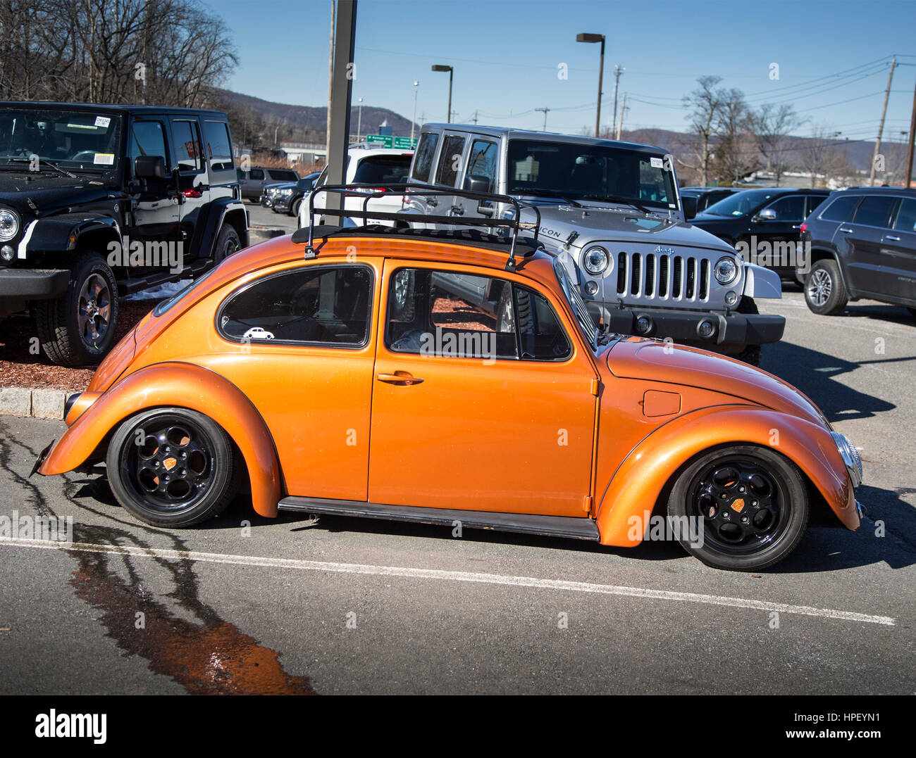 Maßgeschneiderte Volkswagen Käfer Gebrauchtwagen viel in Ramsey, New Jersey  Stockfotografie - Alamy