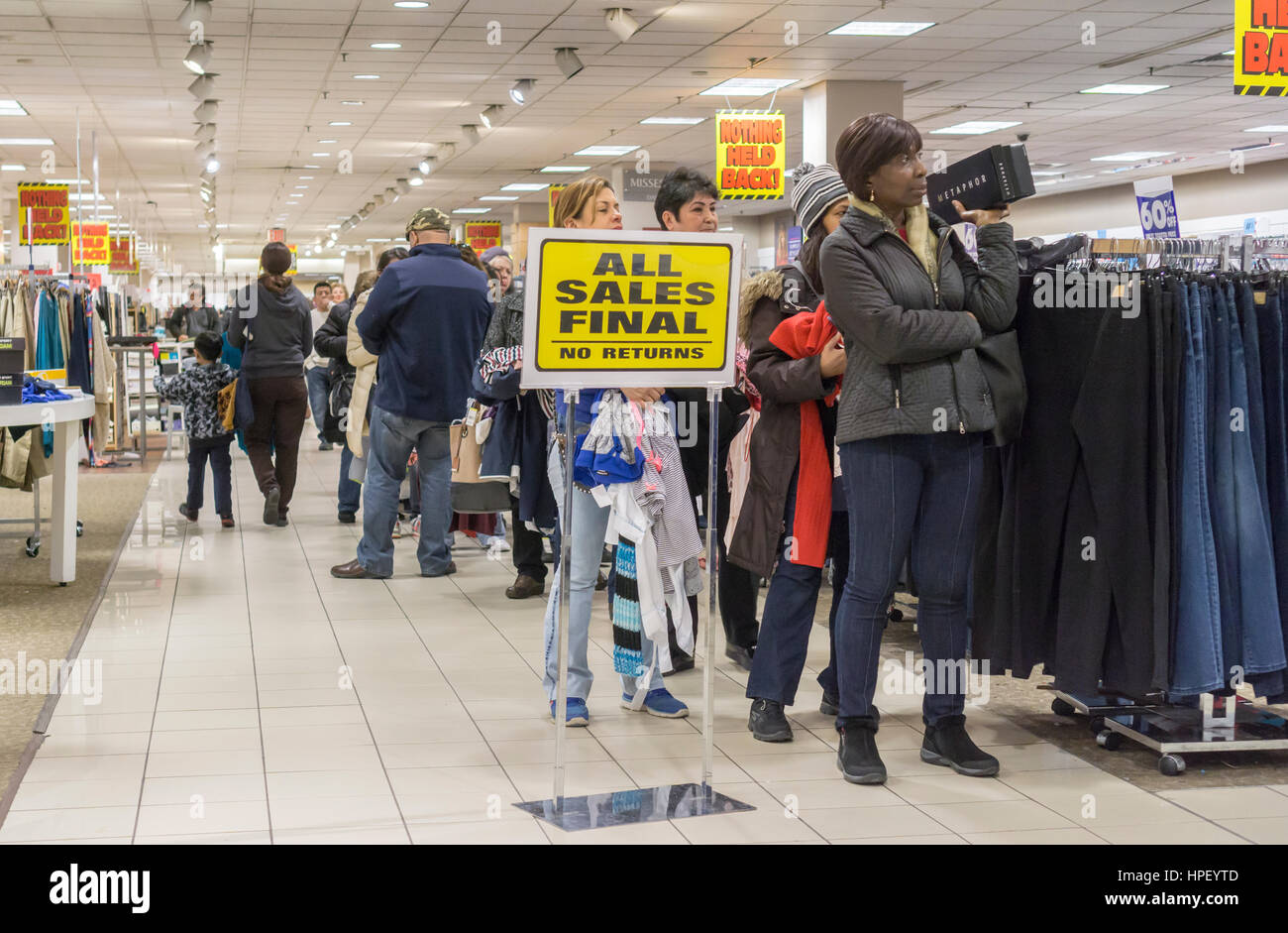 Kasse bei der bald um zu schließen Sears speichern in Rego Park im New Yorker Stadtteil der Königinnen auf Samstag, 18. Februar 2017. Sears Holdings wurde das Geschäft unrentabel angesehen und es wird irgendwann im April geschlossen werden. Der Store ist einer der 42 Filialen, die sie im Frühjahr geschlossen werden. Sears ist auch 108 Kmart Läden schließen. (© Richard B. Levine) Stockfoto